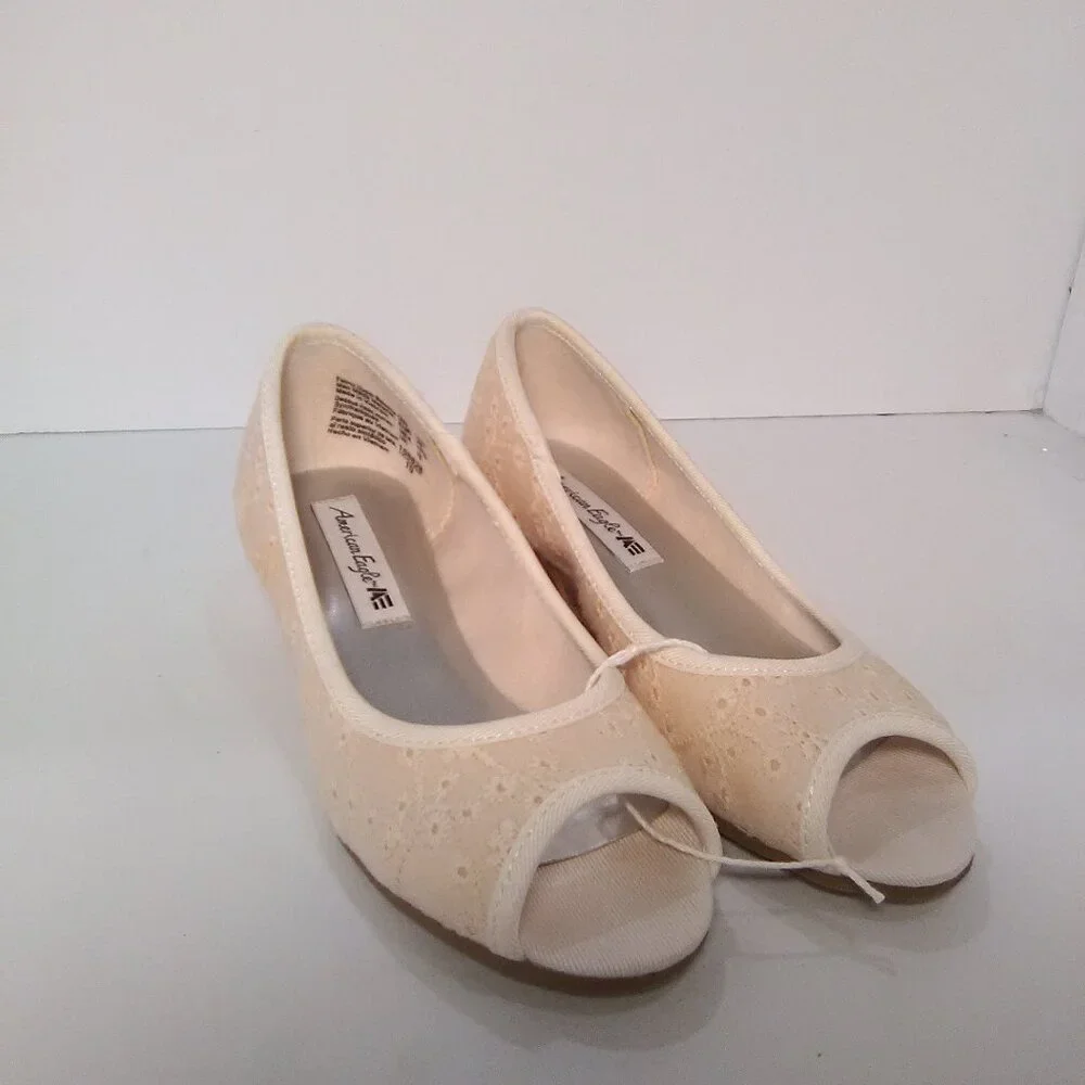 American Eagle Kids/Little Girls Wedge Heel Shoes Color Cream Size 10 1/…